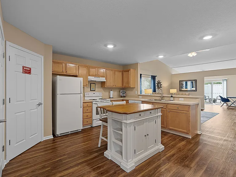 Redwood Perrysburg Woodmont Drive — Photo 11