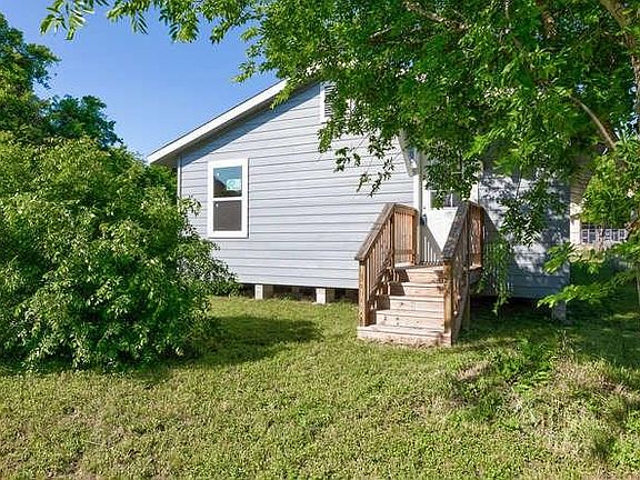3rd image of 207 S Brushy St