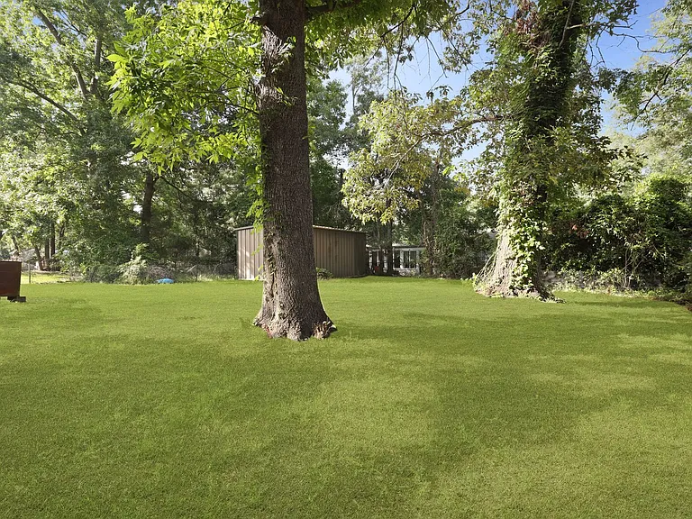 226 Larchmont Dr — Photo 37