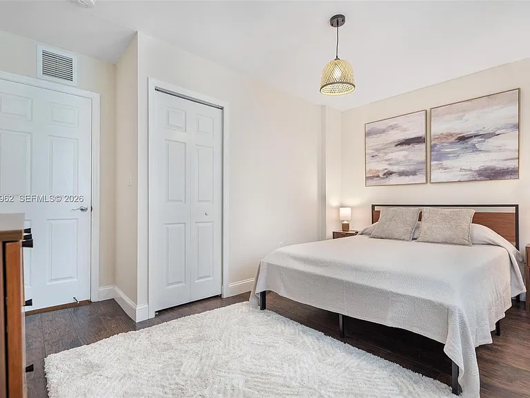 920 SW 9th St — Photo 12