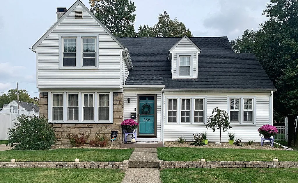232 Genesee Ave NE photo 1