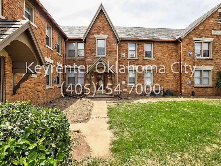 Kamp's Court Apartments — Photo 8