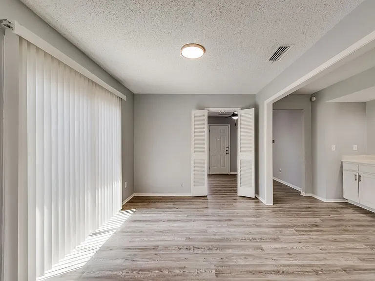 2814 Meadow Park Dr — Photo 6