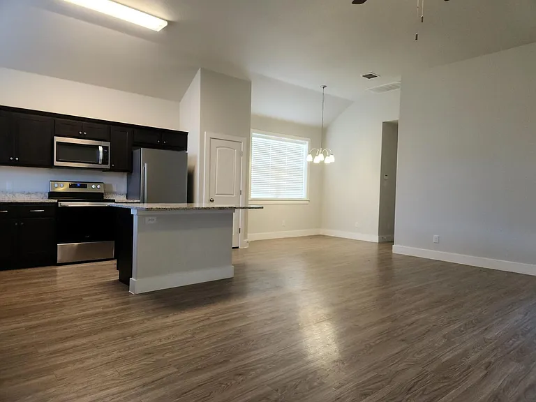 303 Winston Dr — Photo 4