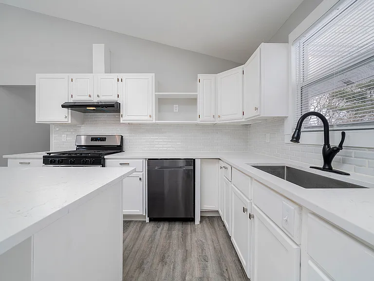 112 Liverpool Dr SE — Photo 6