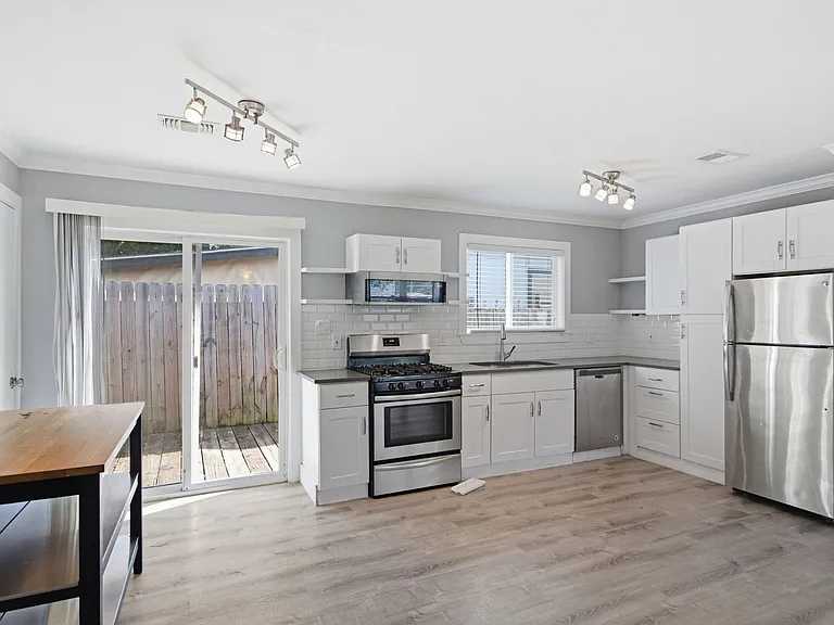 1103 Booker Ave #B — Photo 7