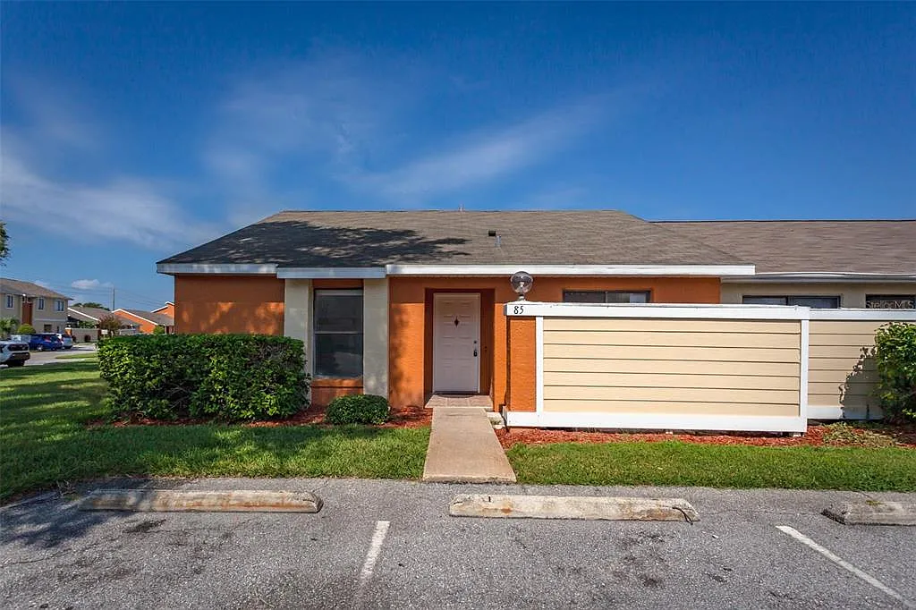 3 bed, 2.0 bath, 1070 sqft, $1,899 — Photo 2