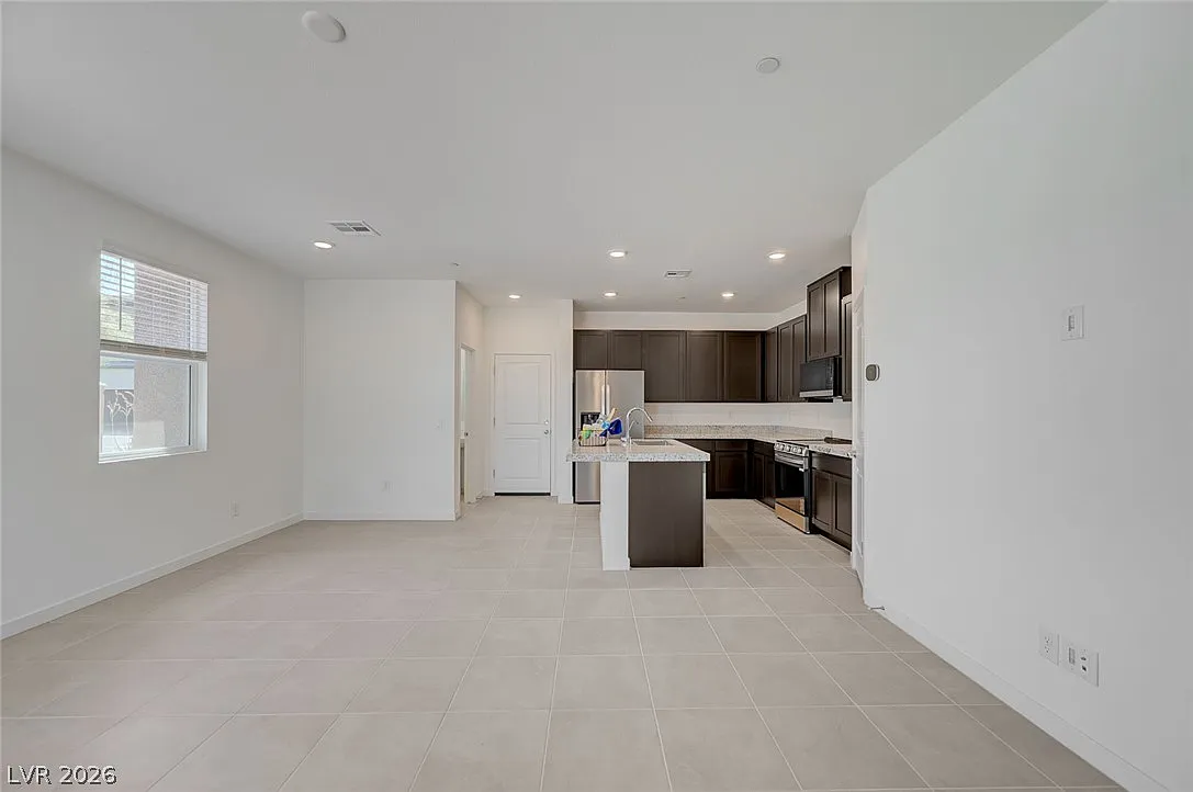 3 bed, 2.5 bath, 1479 sqft, $2,090 — Photo 4