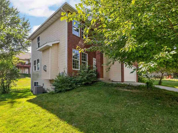 1743 Timber Hills Dr, Coralville, IA 52241