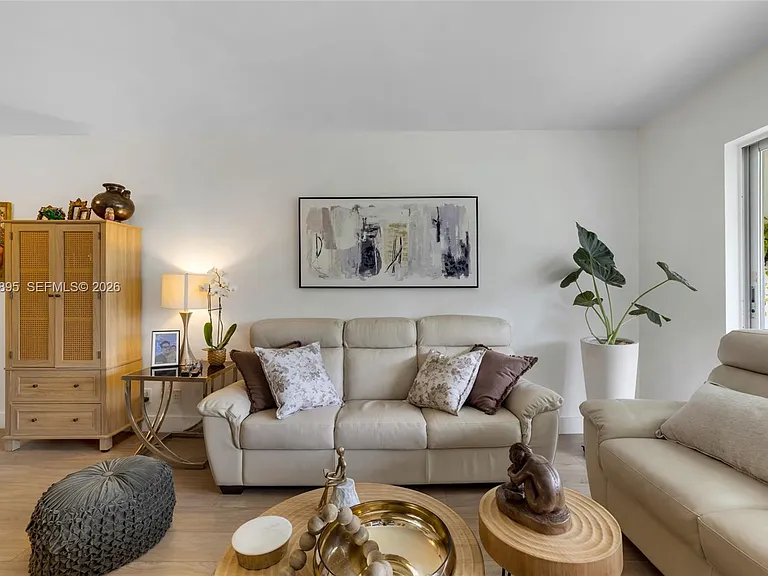 950 Hillcrest Dr #212 — Photo 8