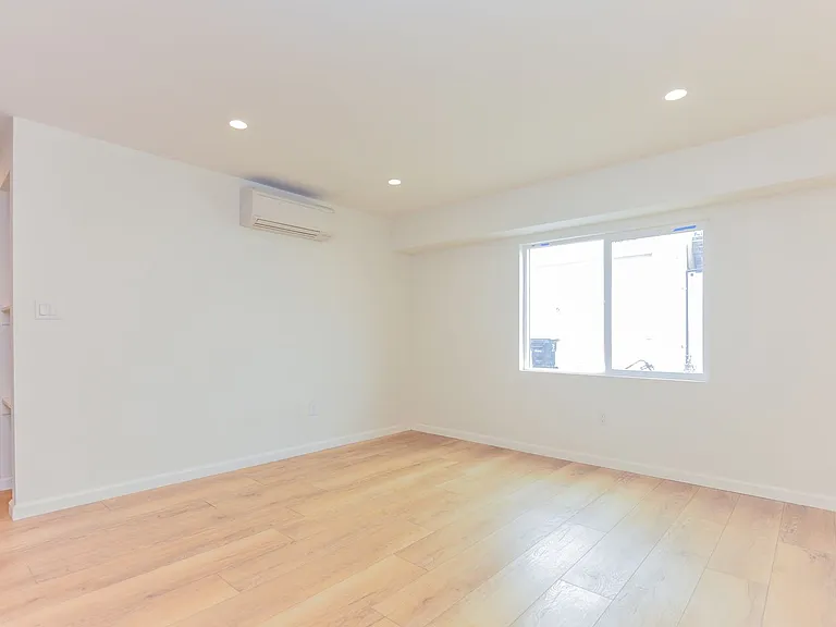 1855 Euclid Street Residences — Photo 7