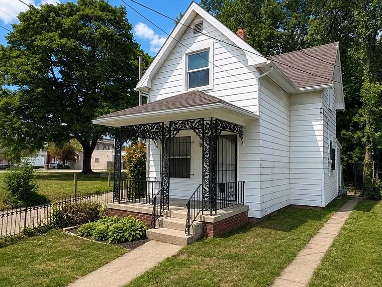 217 Everett St — Photo 1