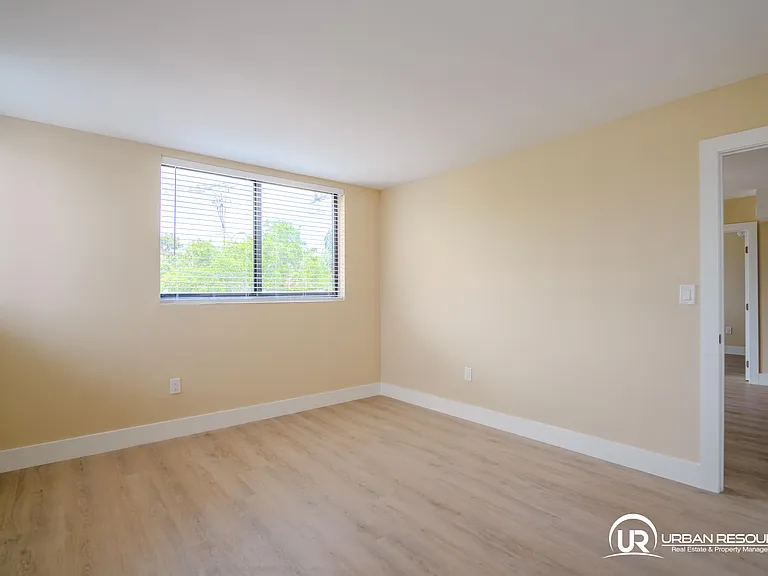 6960 Rue Vendome #201 — Photo 11