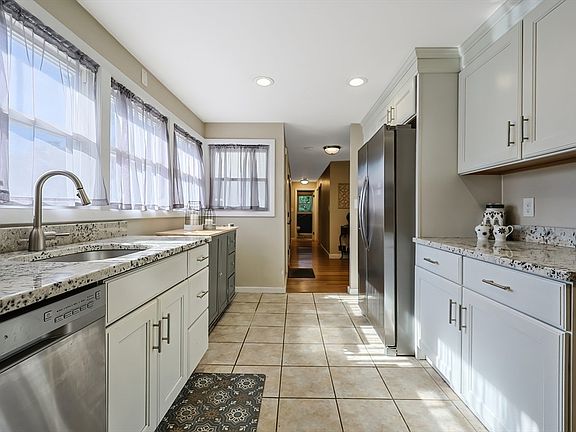 5th image of 365 Nichols St