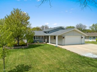 320 Desmond Dr, Schaumburg, IL 60193