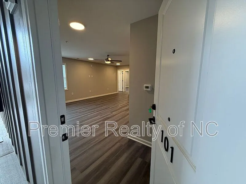 3 bed, 2.0 bath, 1375 sqft, $1,895 — Photo 4