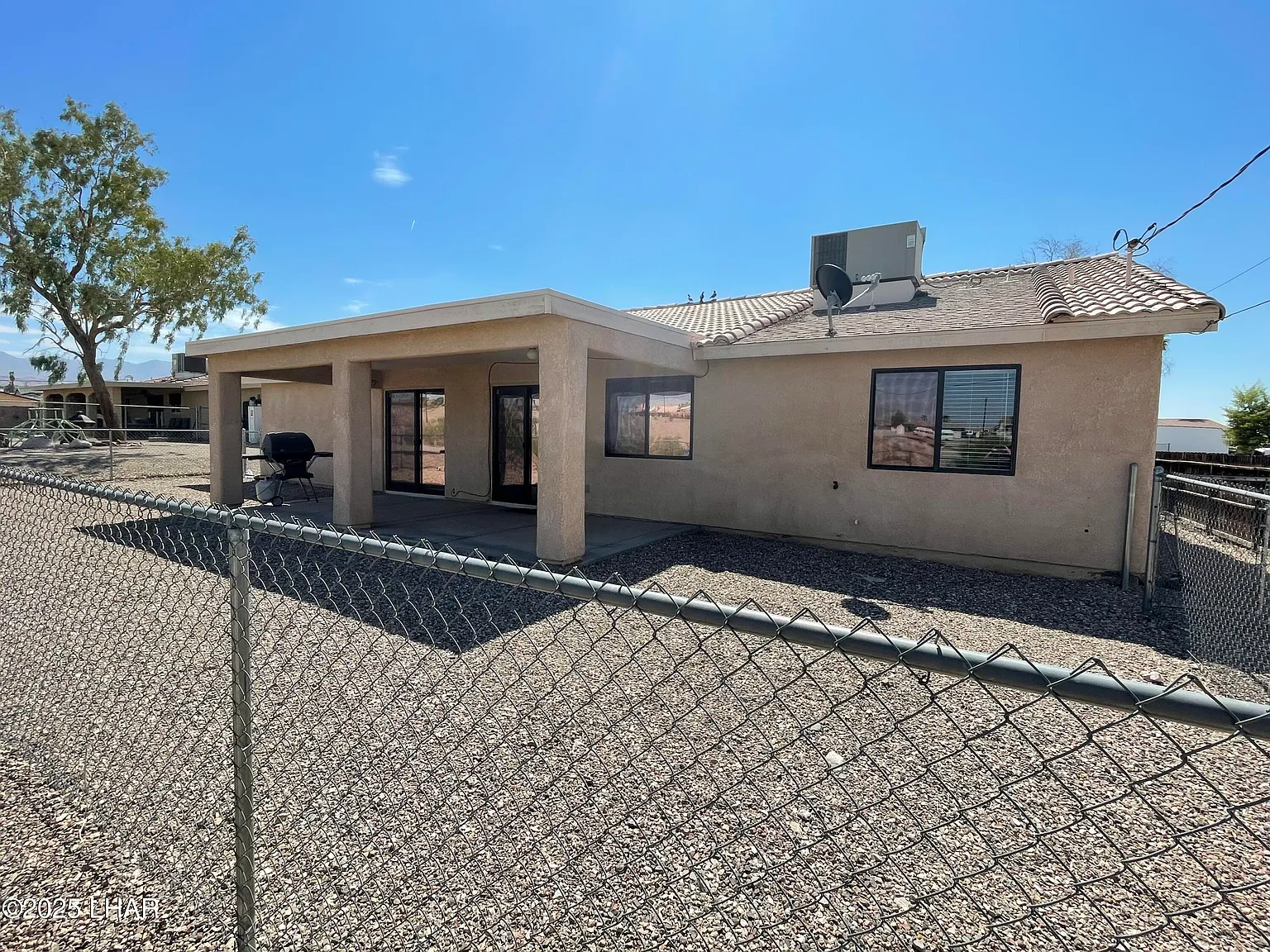 3 bed, 2.0 bath, 1421 sqft, $2,000 — Photo 2