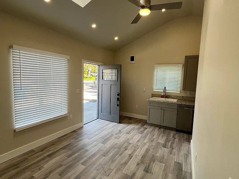 8350 Naylor Ave — Photo 4