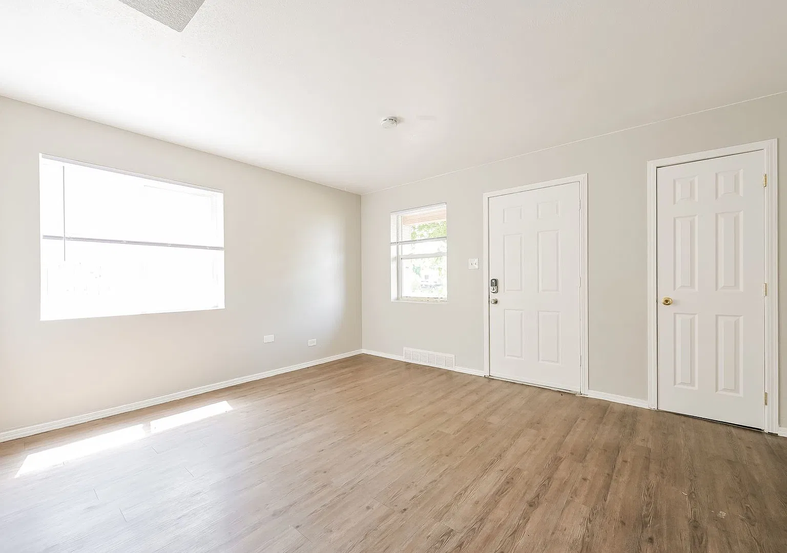 4 Weeks Free Rent Plus Free 55" Tv If Moved In By 10/15!! Charming Bungalow For Rent In Prime Den... — Photo 4