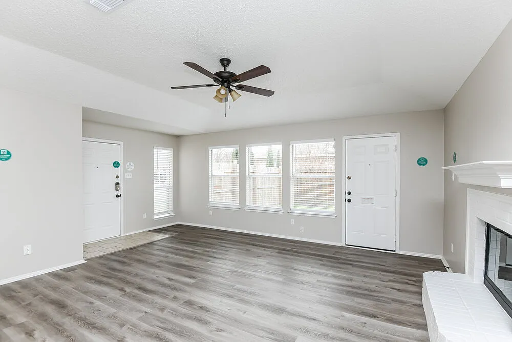 3 bed, 2.0 bath, 1277 sqft, $1,830 — Photo 4