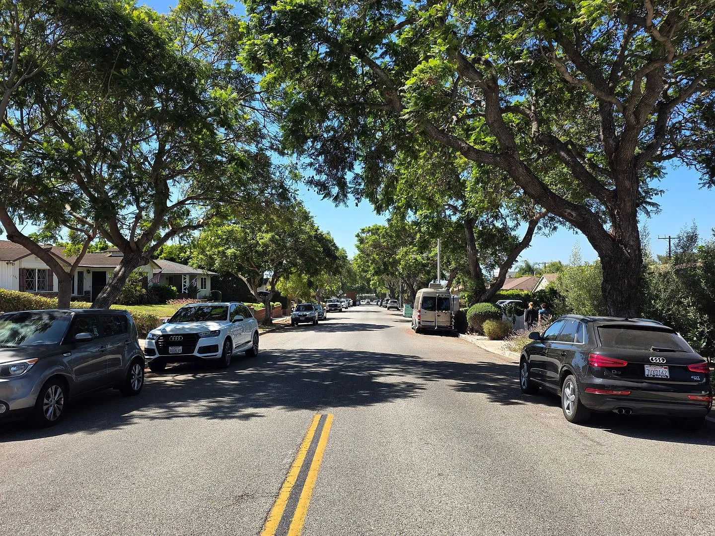 4+2 Single Family home on desirable Ventura street Near Hospital — Photo 3