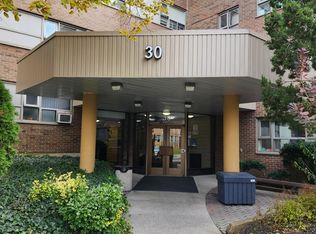 30 Sunrise Ave #202, Toronto, ON M4A 2R3