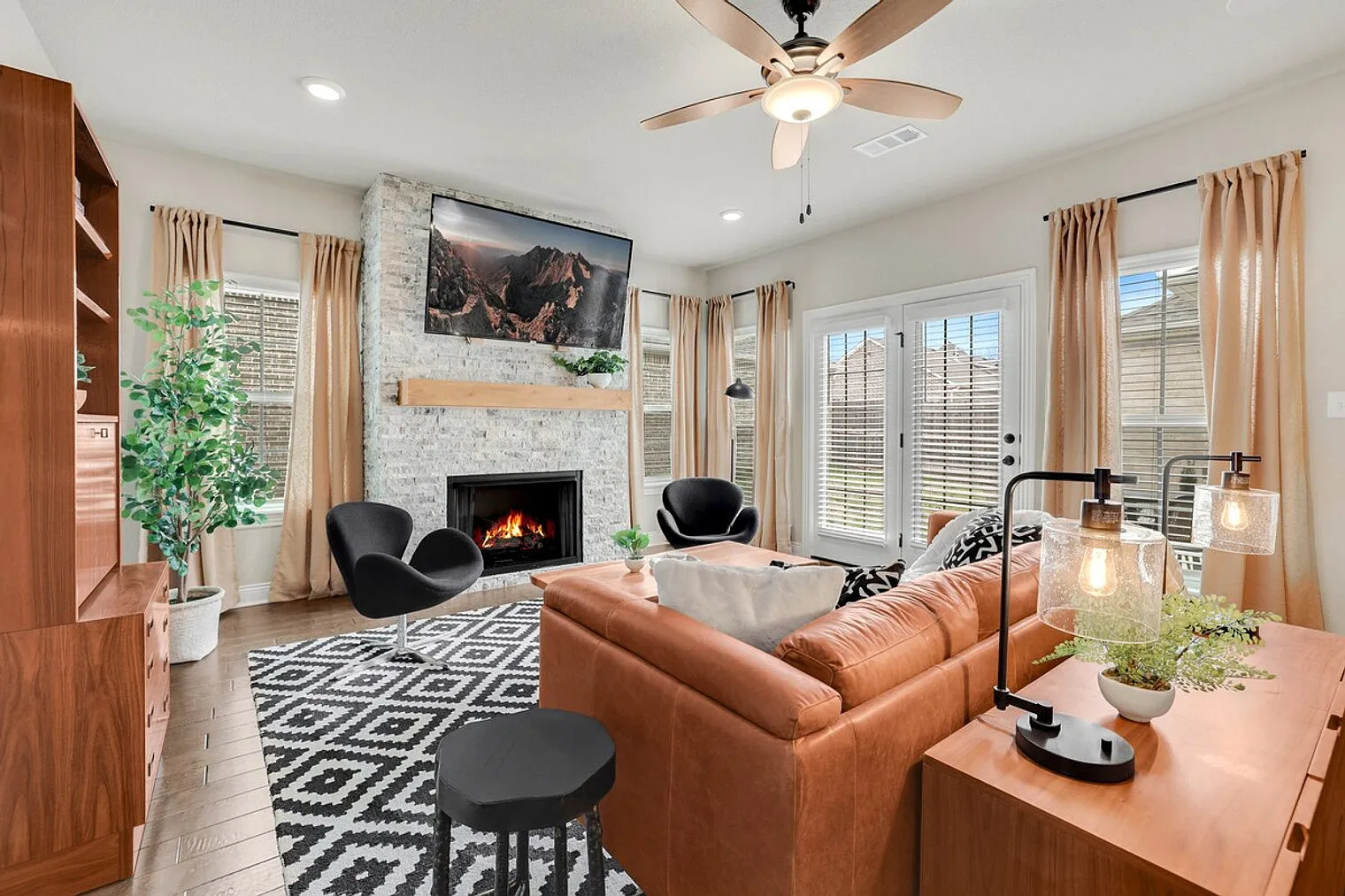 3 bed, 2.0 bath, 1797 sqft, $3,682 — Photo 2
