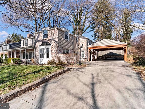 3rd image of 425 Country Club Rd