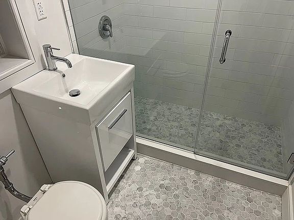 5th image of 77 Linden Blvd APT 3C