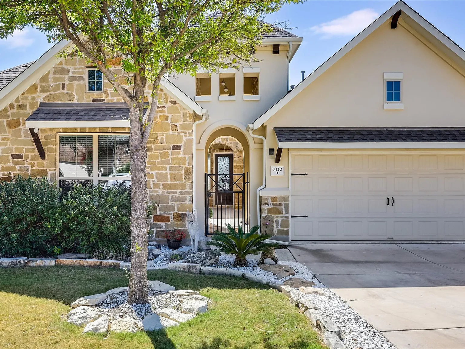 4 bed, 3.0 bath, 2658 sqft, $3,500 — Photo 2