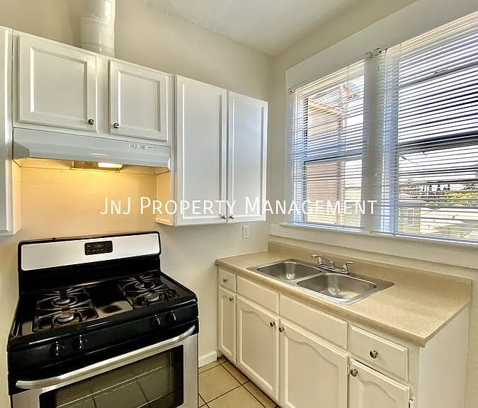 125 E 20th St — Photo 3