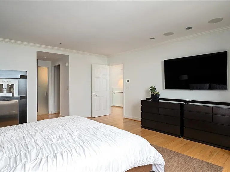 75 14th St NE #4820 — Photo 32