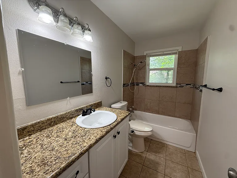 1915 Fairfax Dr — Photo 11