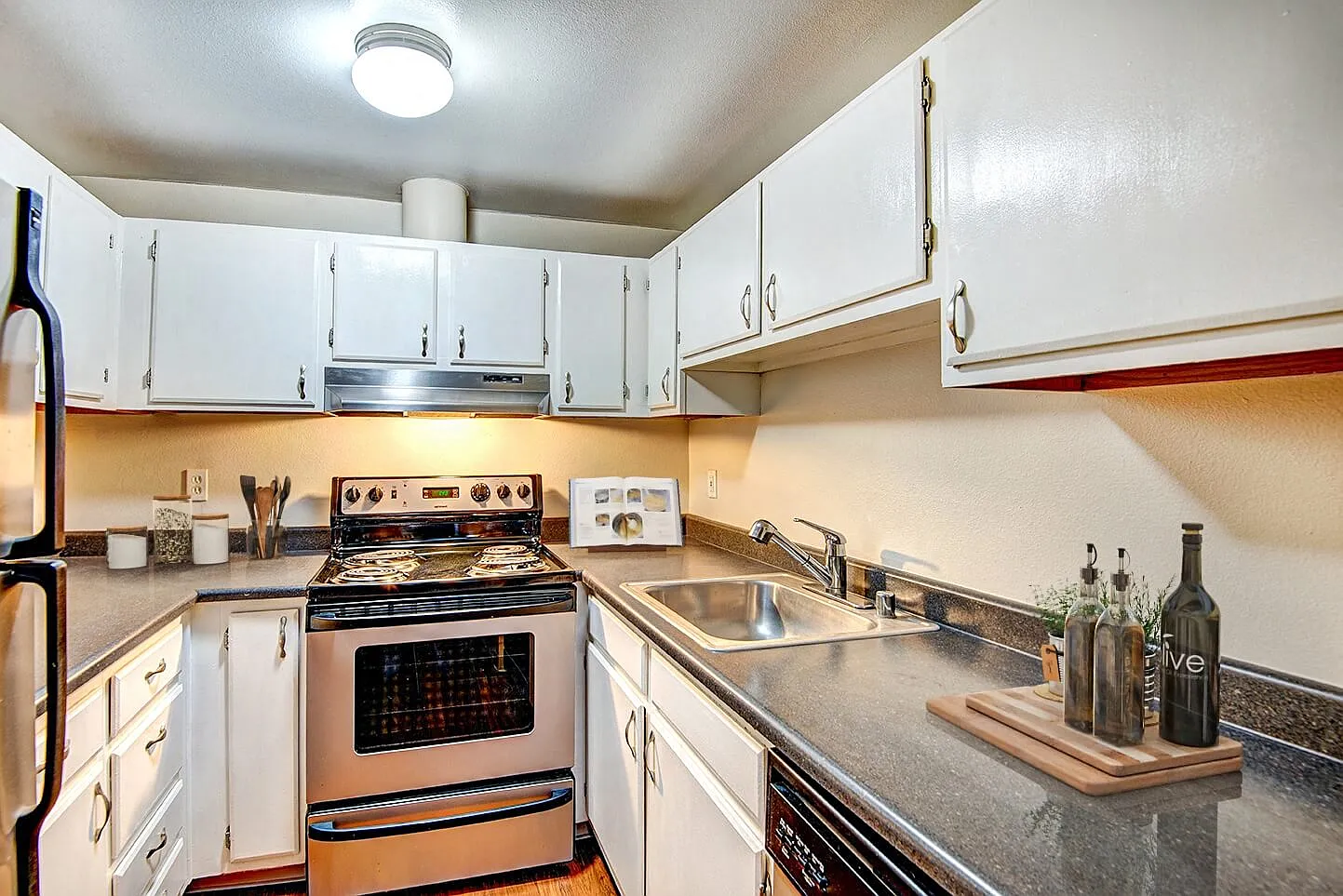 Ellis Court Apartments — Photo 4