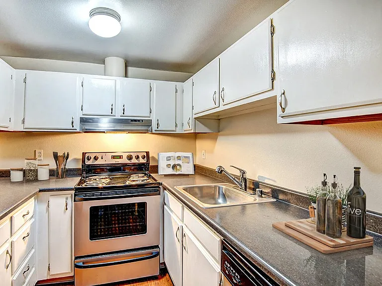Ellis Court Apartments — Photo 4