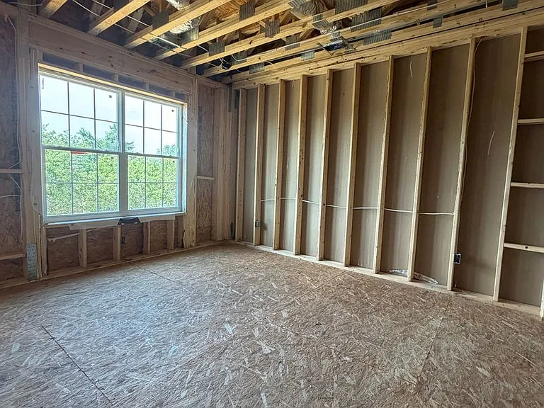 300 Lindenhurst Dr — Photo 18