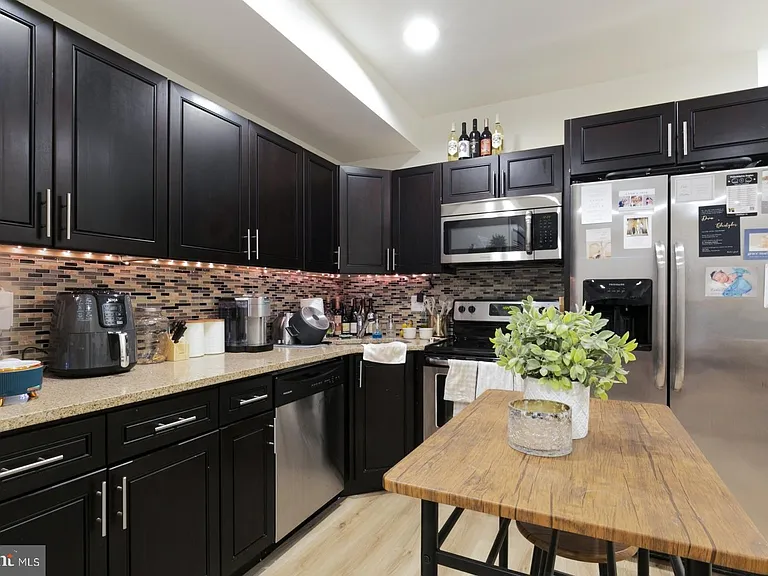 1228 N 25th St #6 — Photo 8
