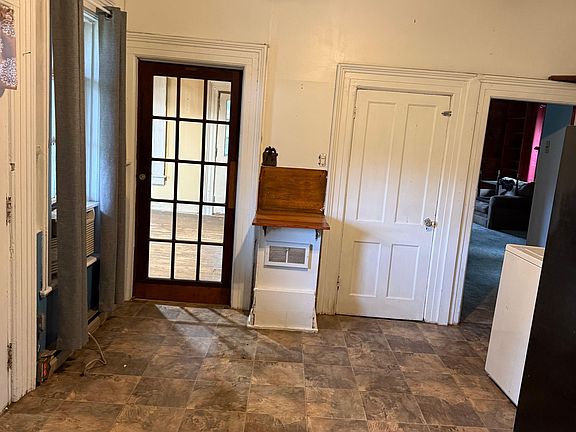 Large kitchen,5 doors
