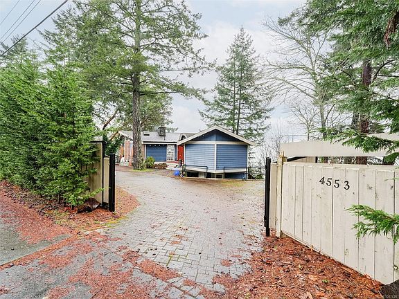 3rd image of 4553 Cordova Bay Rd