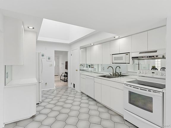 4th image of 2459 Marie Court