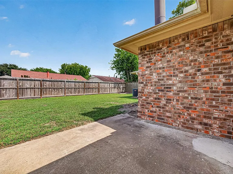 7407 Cortes Dr — Photo 29