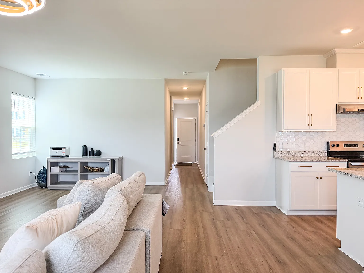 5 bed, 3.5 bath, 2450 sqft, $3,500 — Photo 2