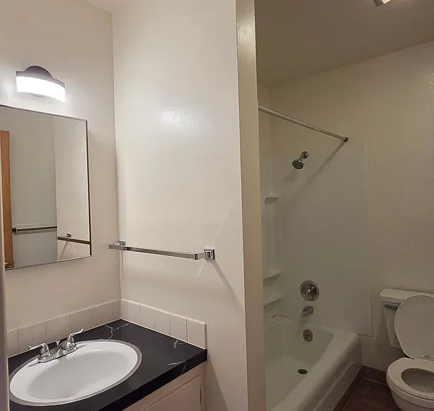 104 Camelot Ct — Photo 12