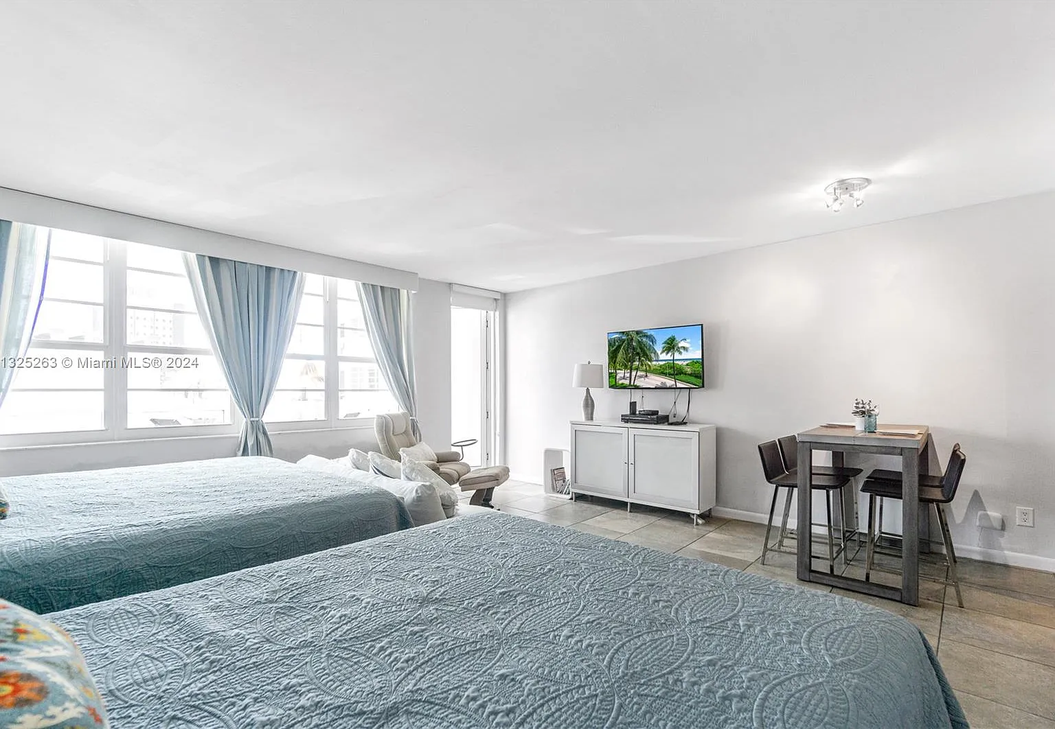 The Decoplage Condo — Photo 2