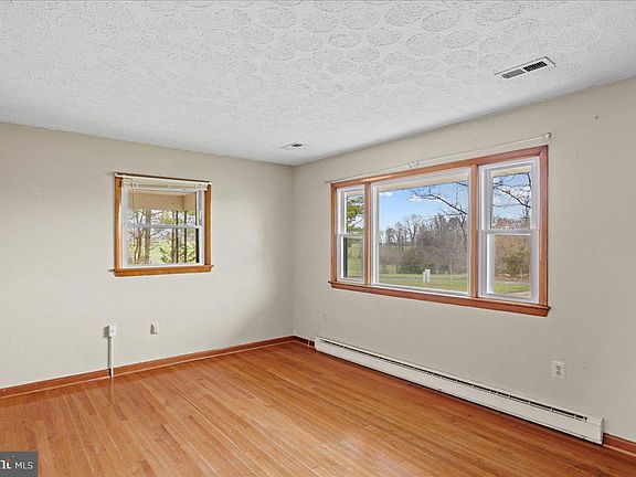 4th image of 414 Crider Ln