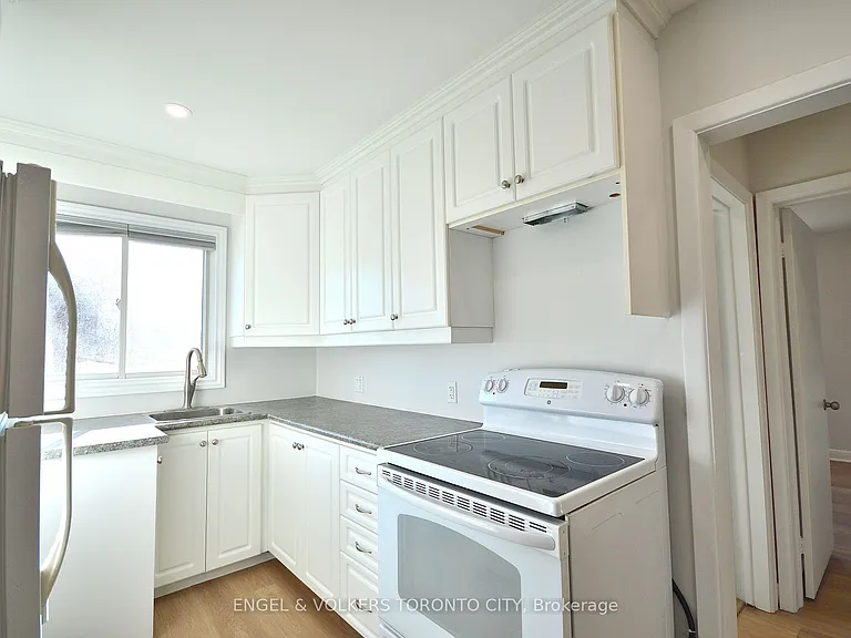 139 Queen St #MAIN FLOOR — Photo 12