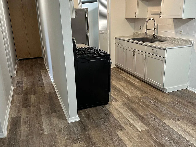 Queen's Park Apartments — Photo 5