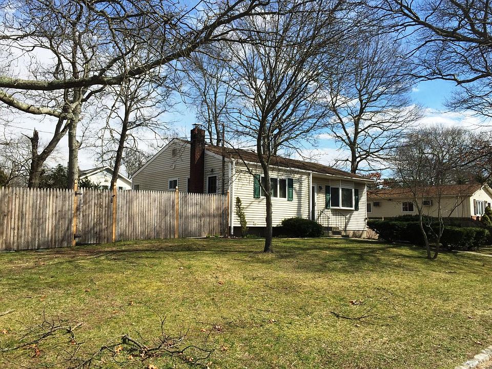 21 Beech St Lake Grove NY Zillow