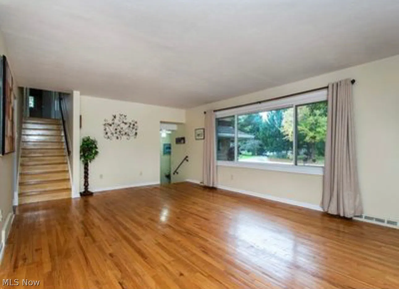 3 bed, 1.5 bath, 2832 sqft, $2,700 — Photo 2