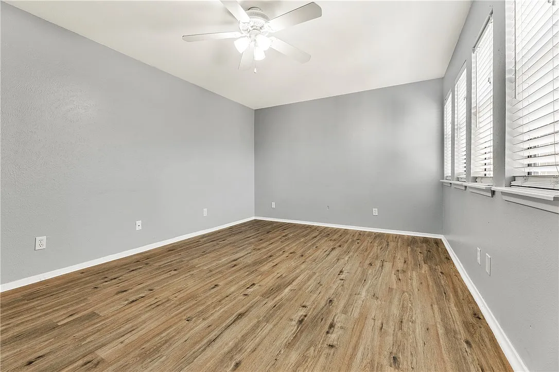 2 bed, 1.5 bath, 1048 sqft, $1,200 — Photo 3